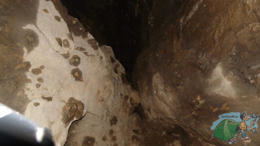 стены Денисовой пещеры