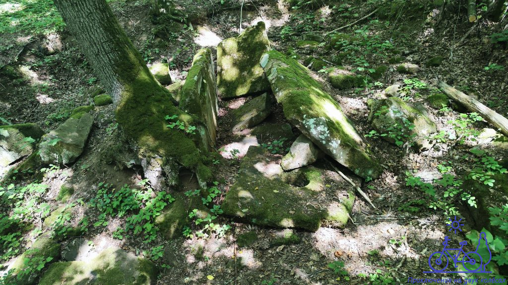 Археологические раскопки у подножия хребта Грузинка: тайны древних курганов и дольменов в станице Шапсугской